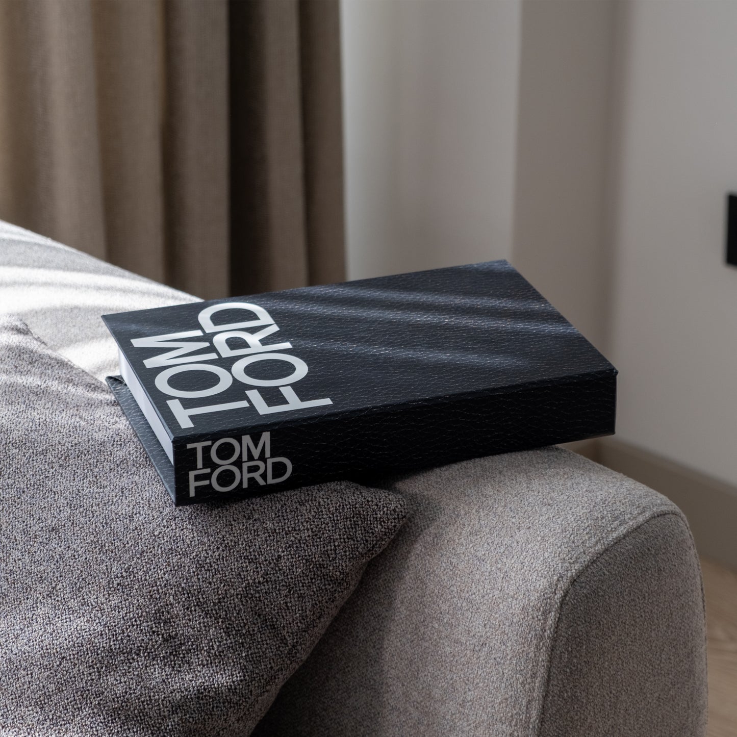 Siyah Deri Görünümlü Tom Ford Dekoratif Sahte Kitap Kutusu